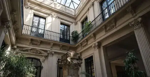 Patio interno de una casa antigua en Madrid