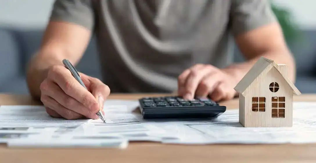 Señor haciendo cálculos relacionados con su propiedad inmobiliaria
