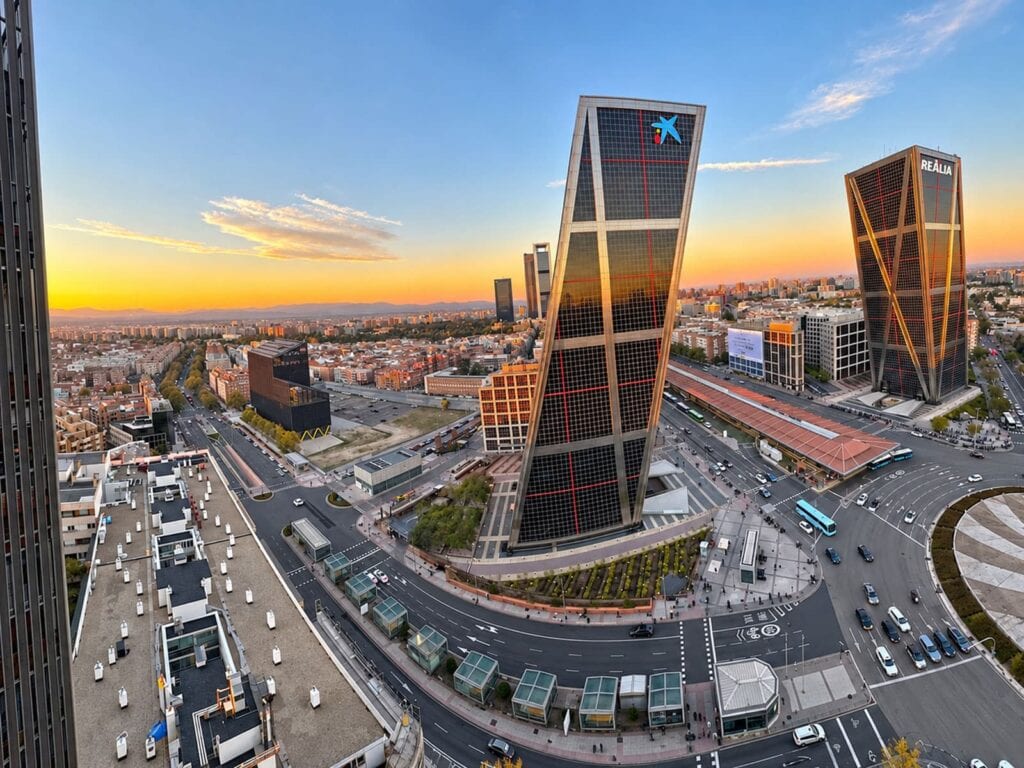 Exclusiva vivienda en planta 21 con vistas panorámicas de Madrid – Plaza Castilla