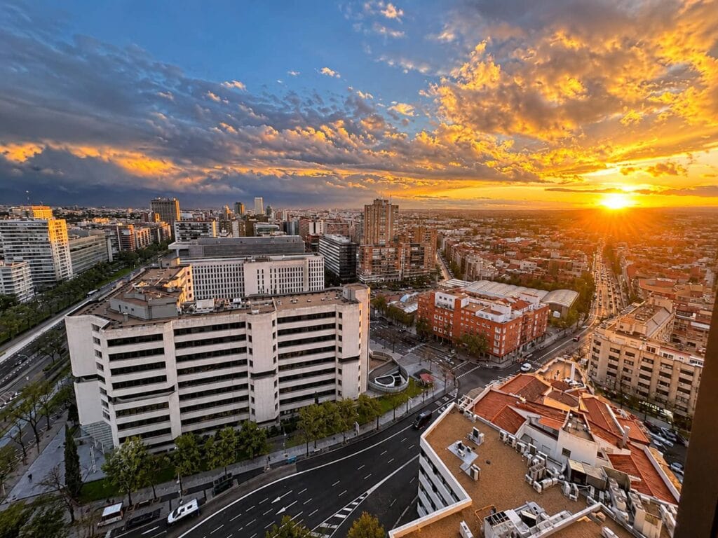 Exclusiva vivienda en planta 21 con vistas panorámicas de Madrid – Plaza Castilla