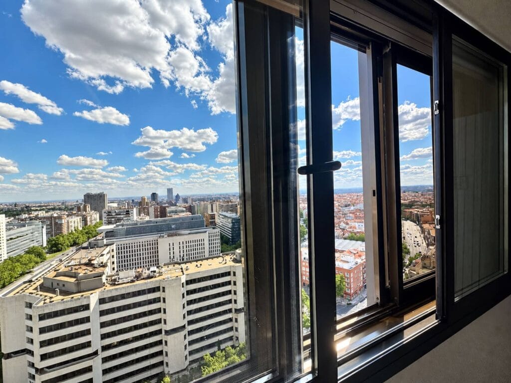 Exclusiva vivienda en planta 21 con vistas panorámicas de Madrid – Plaza Castilla