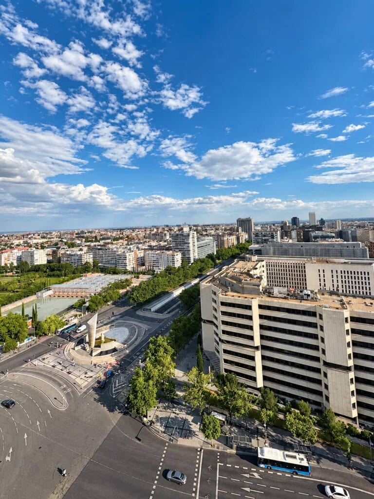 Exclusiva vivienda en planta 21 con vistas panorámicas de Madrid – Plaza Castilla