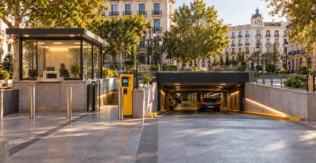 Entrada a aparcamiento público subterráneo en una plaza de Madrid – aparcamiento en concesión o en propiedad