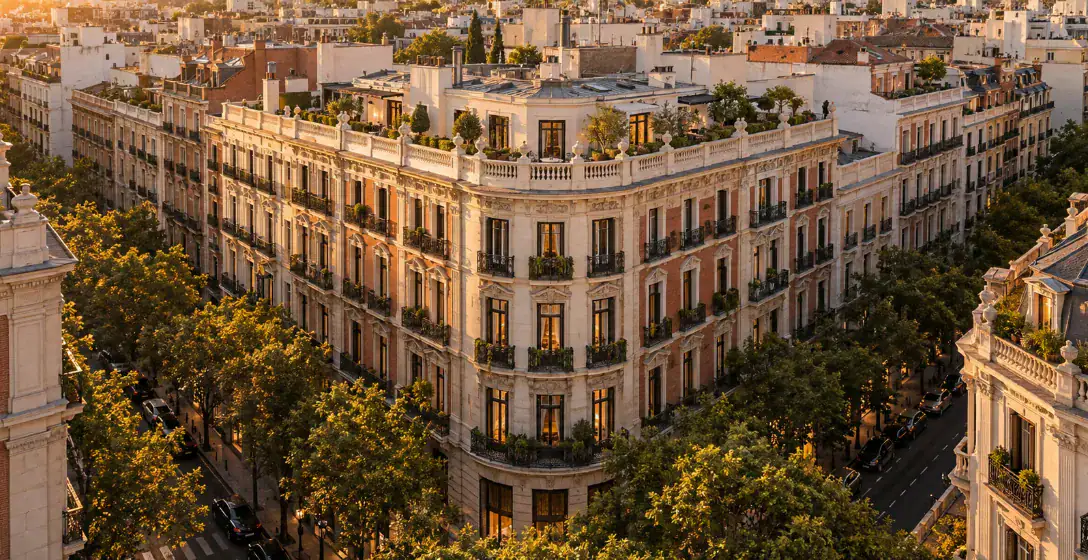 Vista aérea de edificio residencial clásico en Madrid al atardecer – comprar un edificio entero o pisos sueltos